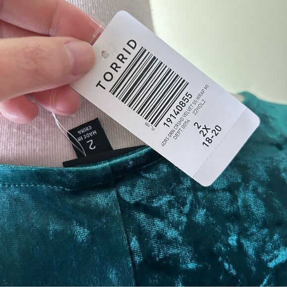 NWT TORRID Green Crushed Velvet Flutter Swing Wrap Dress - 2XL - Picture 7 of 9